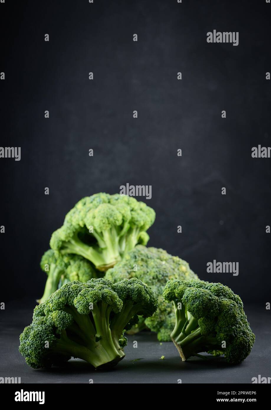 Tête de brocoli verte fraîche sur fond noir. Banque D'Images