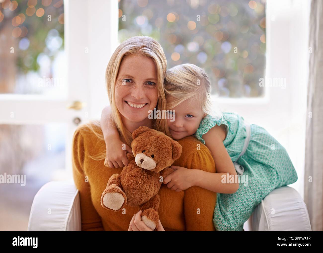 Maman, noundy et moi. Portrait court d'une petite fille assise avec sa mère et son teddybear. Banque D'Images