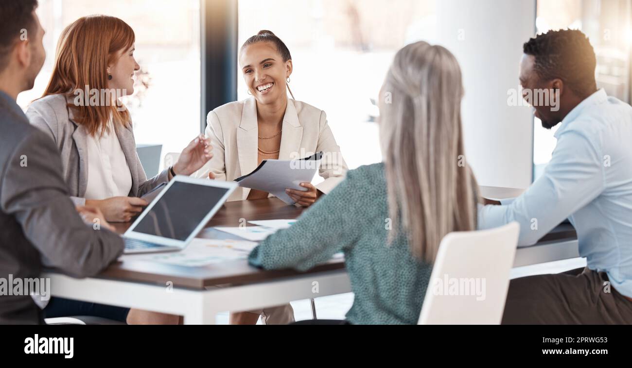 Collaboration, planification et conception avec l'équipe d'affaires qui a l'air heureuse et enthousiaste dans un bureau d'entreprise. Stratégie, réunion et innovation par les partenaires partageant le but, l'opinion et la vision de la mission Banque D'Images