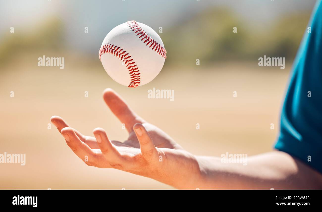 Les sportifs attrapent le baseball avec la main sur le jeu ou le match d'entraînement pour l'exercice ou le cardio au stade. Jeune homme, athlète de fitness et de softball avec un bras de pitching fort réussi Banque D'Images