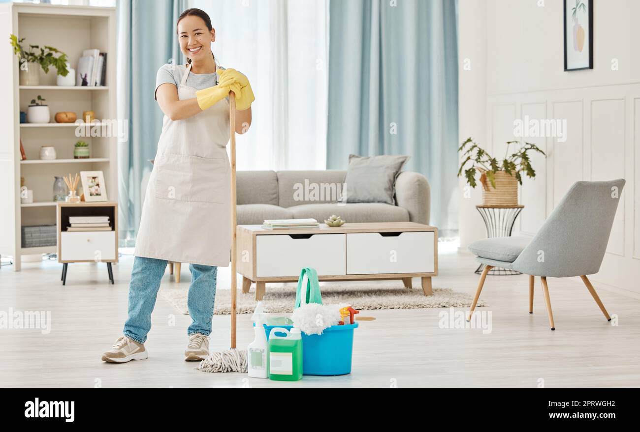 Femme heureuse de nettoyer le sol de la maison, travail de maison et sourire dans le service à la maison salle de lavage, travail avec des gants et heureux de nettoyer appartement de maison. Portrait d'un ménage asiatique ou d'une femme de ménage Banque D'Images