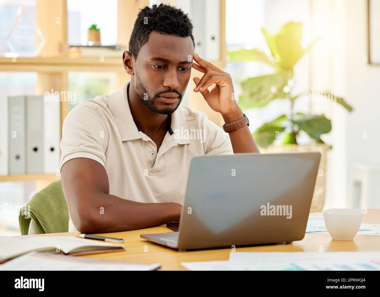 Lecture d'e-mails, ordinateur portable de travail et homme d'affaires réflexion de la stratégie pour les affaires de marketing d'entreprise, la planification de site Web en ligne sur Internet et le travail sur ordinateur. Un employé africain de conception de sites Web au travail Banque D'Images