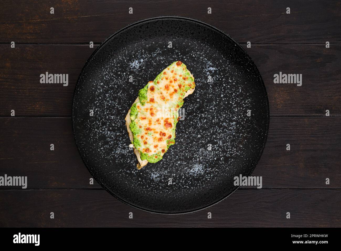 Vue en hauteur du filet de poisson frit avec sauce salsa verte Banque D'Images