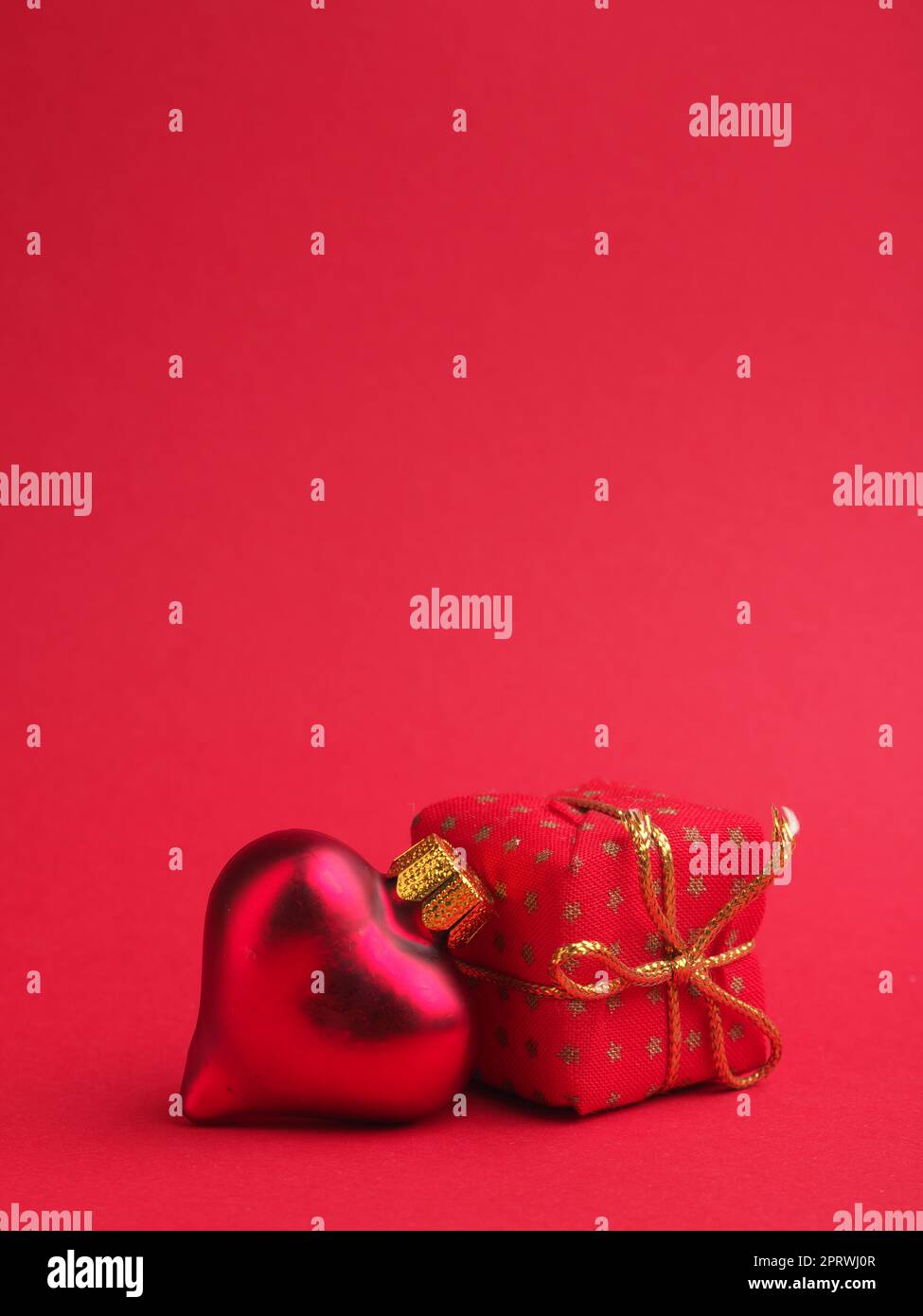 Boule de Noël vintage en forme de coeur sur fond rouge avec espace pour votre texte ou image Banque D'Images