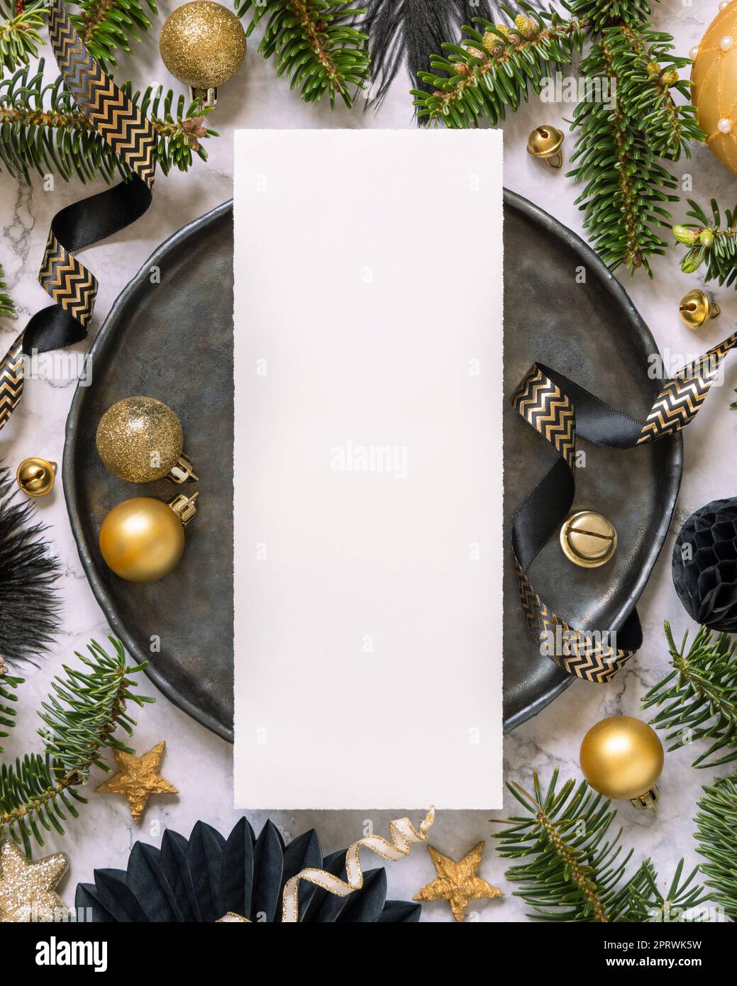 Table de Noël noire et dorée avec ornements et branches de sapin. Maquette de carte de menu Banque D'Images