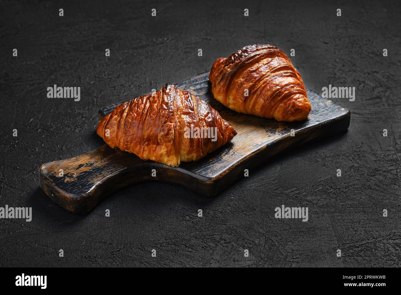 Croissant croustillant sur le plateau de service Banque D'Images Croissant croustillant sur le plateau de service Banque D'Images
