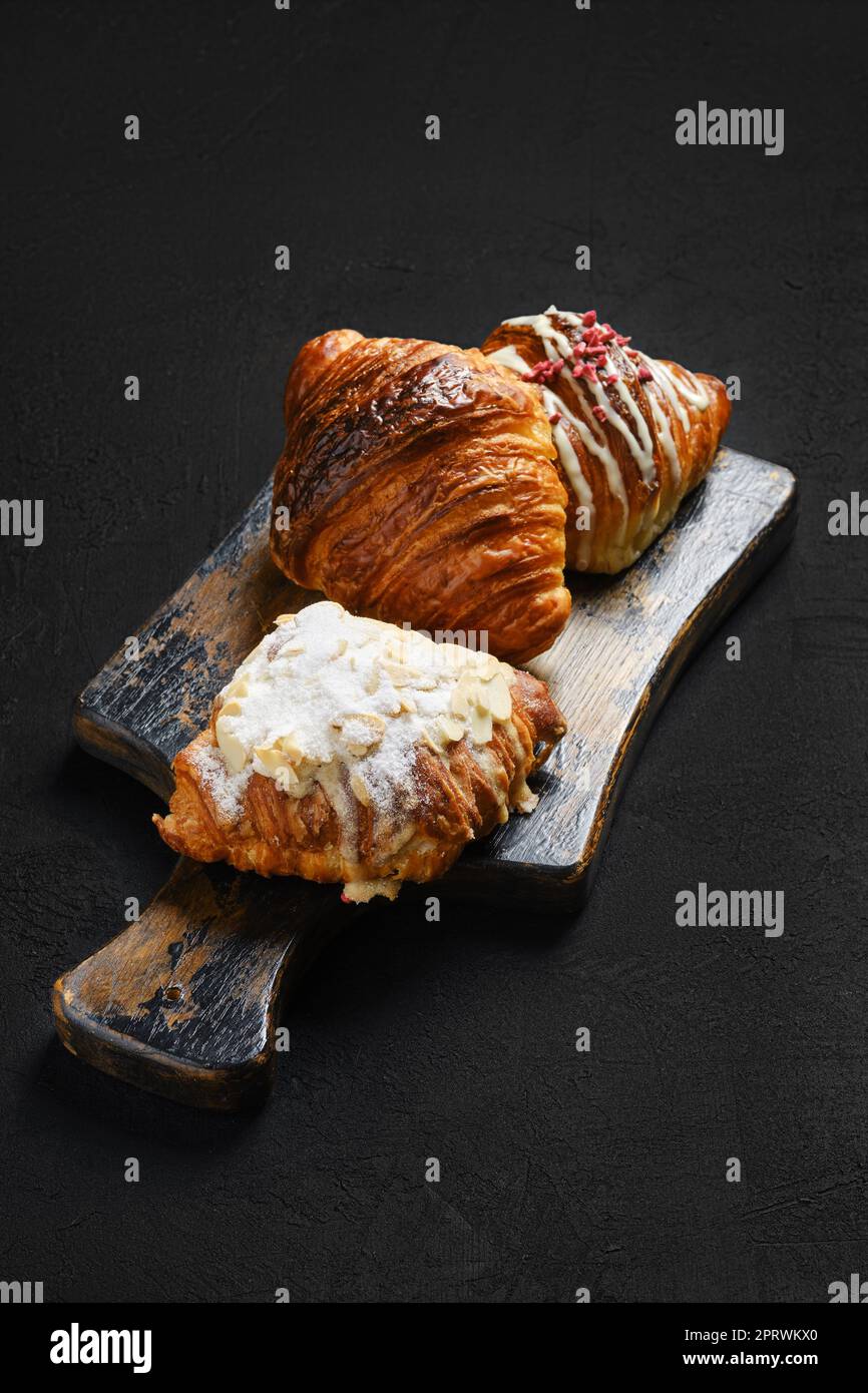 Assortiment de croissants sur le plateau de service Banque D'Images Assortiment de croissants sur le plateau de service Banque D'Images