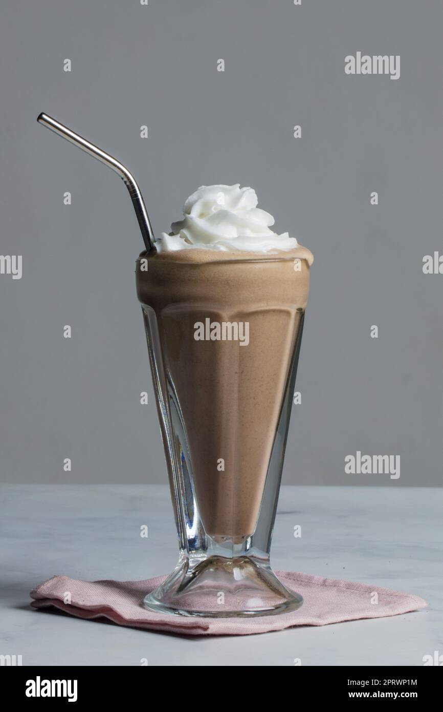 Milk-shake végétalien à base de crème glacée au lait d'avoine et de crème  fouettée à la noix de coco Photo Stock - Alamy