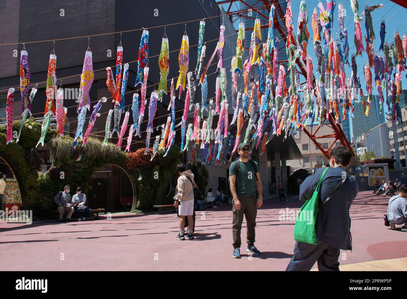 Tokyo, Japon. 27th avril 2023. Environ 333 banderoles Carp sont exposées sous la Tour de Tokyo à Tokyo, Japon, jeudi, 27 avril 2023. Les banderoles à carpe sont le symbole de la bonne santé et de la force pour les enfants, sont un événement traditionnel de la Journée des enfants. Photo par Keizo Mori/UPI crédit: UPI/Alay Live News Banque D'Images