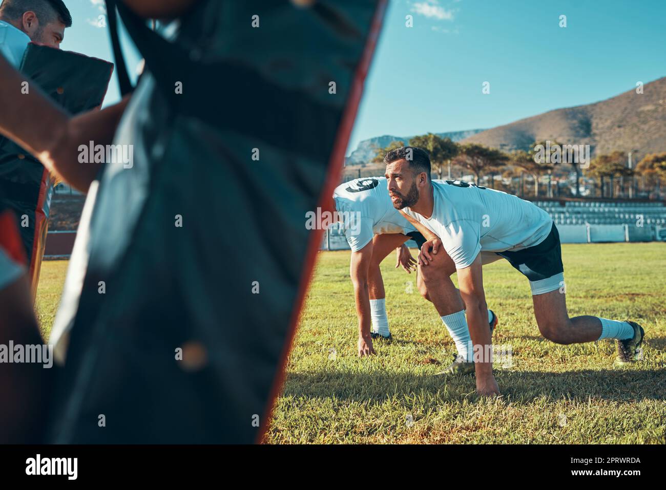 Les exercices d'attaque sont la partie la plus importante de votre entraînement. les joueurs de rugby s'entraîner avec des sacs d'attaque sur le terrain. Banque D'Images