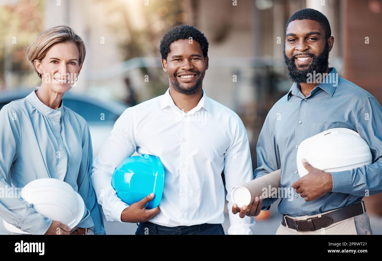 Portrait d'ingénieur, travail d'architecte et sourire pour la collaboration d'équipe sur la conception de construction dans la ville, travail sur l'architecture de bâtiment et heureux avec le partenariat. Équipe de techniciens de maintenance sur site Banque D'Images