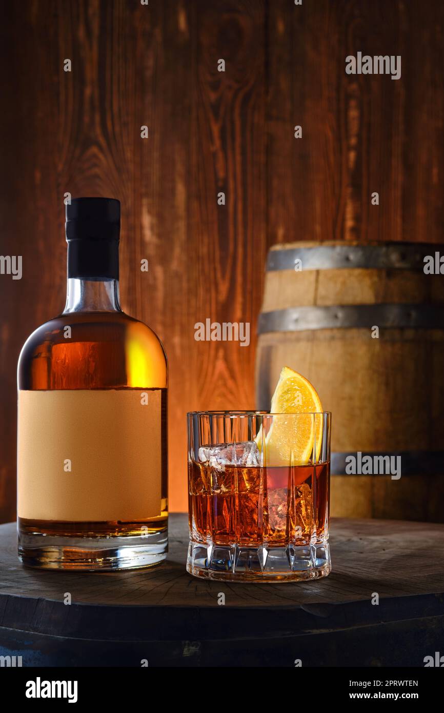 Bouteille et verre de whisky écossais de malt mélangé sur fond de bois Banque D'Images