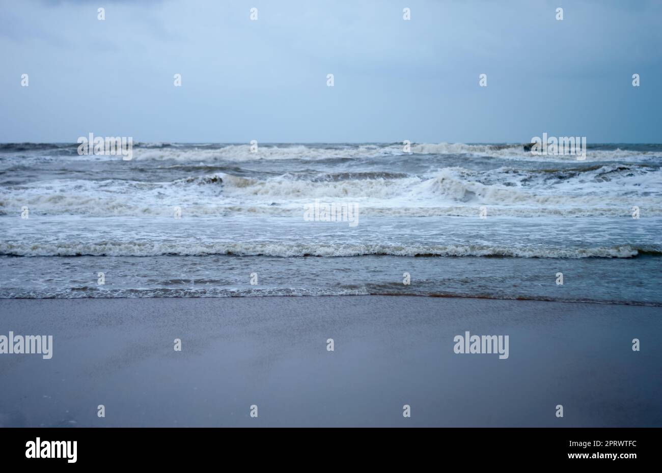 Vagues de mer écrasant au fond de l'océan. Contexte de la nature. Concentrez-vous sur le premier plan. Puri, Odisha, Inde Banque D'Images