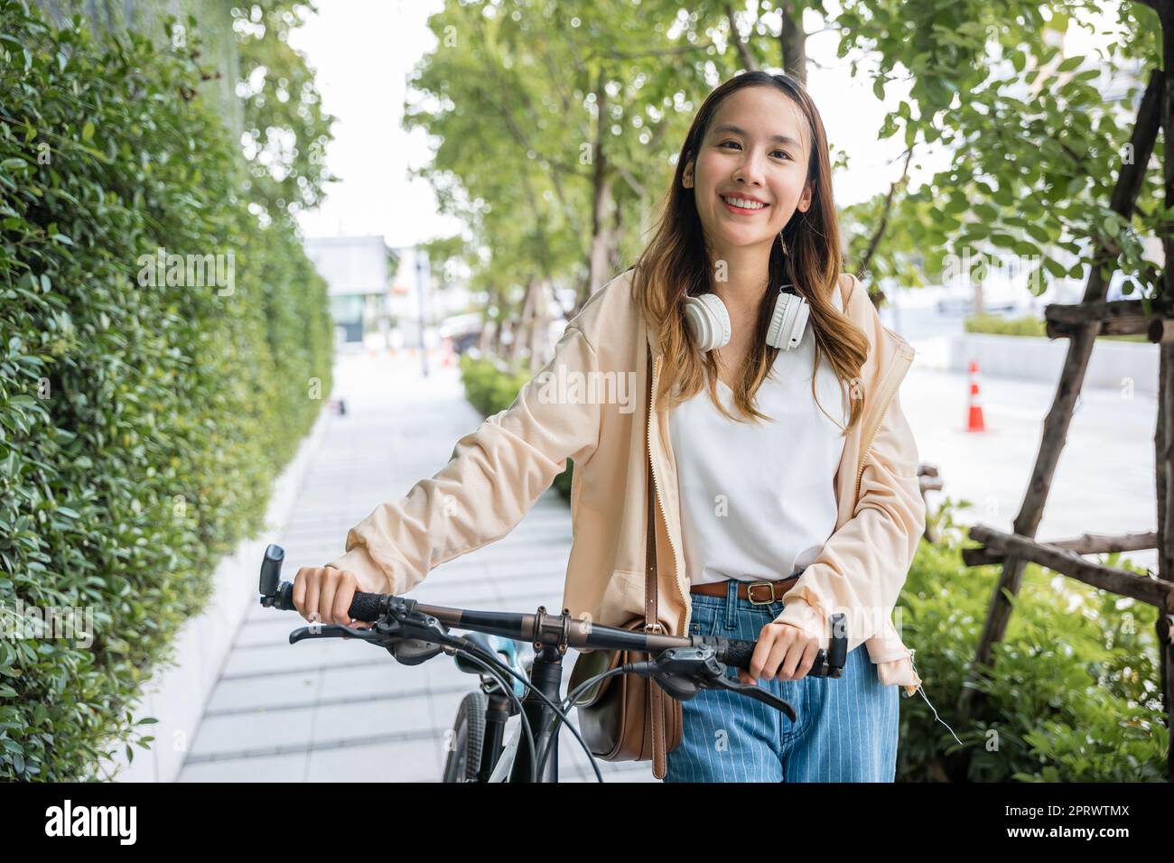 Style de vie asiatique jeune femme marchant avec vélo l'été dans la campagne en plein air Banque D'Images