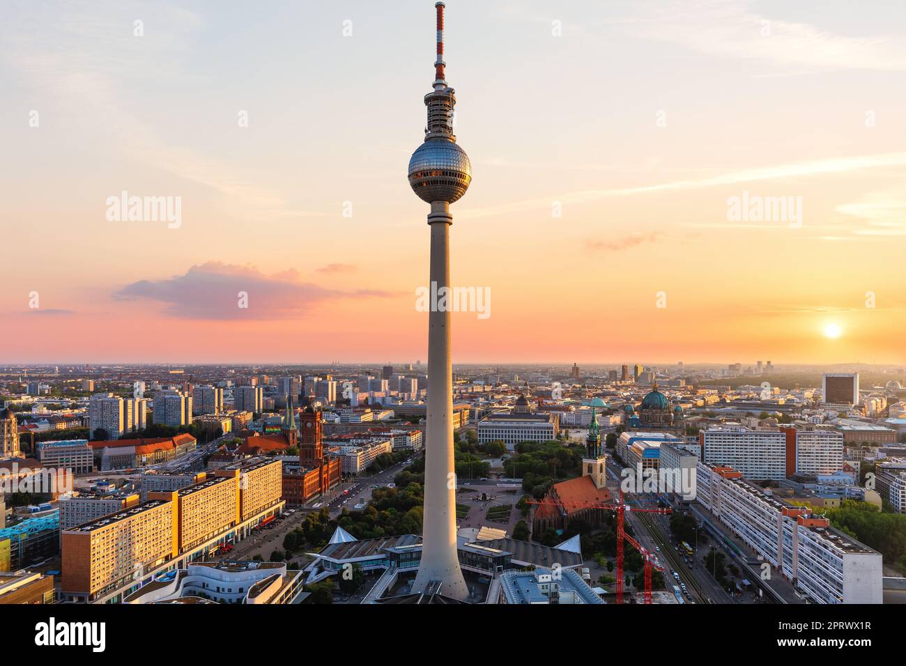 Vue aérienne de Berlin au coucher du soleil, panorama du centre-ville avec les gratte-ciels et les ponts, Allemagne Banque D'Images