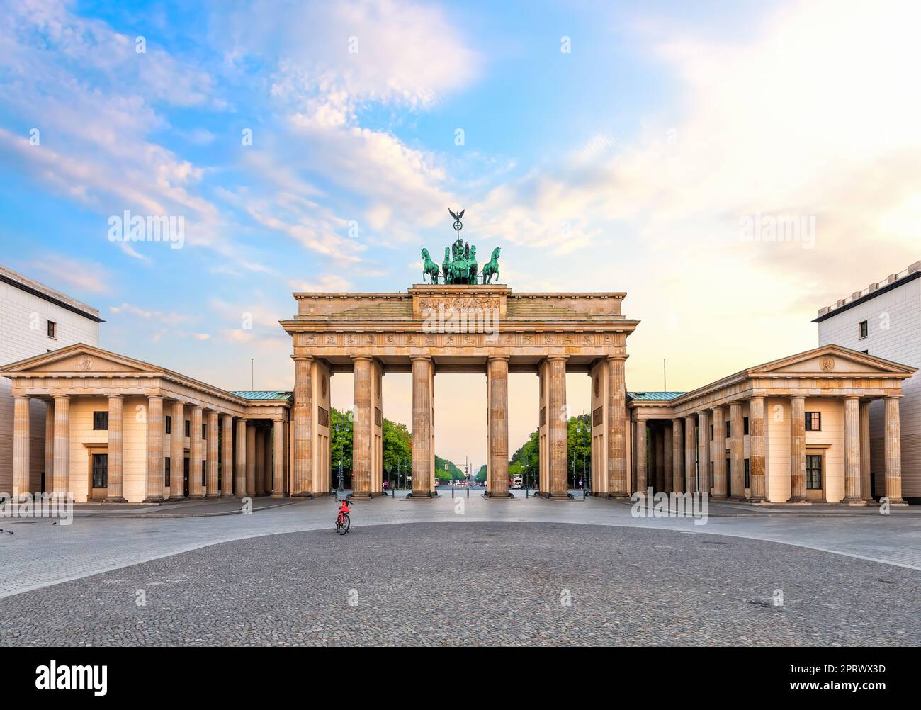 Belle porte de Brandebourg ou Brandenburger Tor au lever du soleil, Berlin, Allemagne. Banque D'Images
