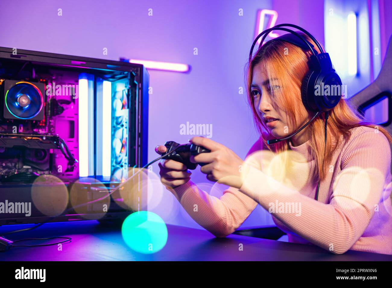 Femme porter un casque de jeu jouant en direct de la console de jeux esports Banque D'Images