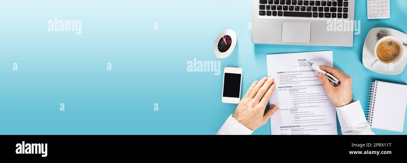 Businessman Reading reprendre sur Office 24 Banque D'Images