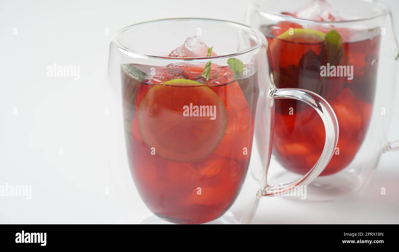 Boisson au thé froid Hibiscus avec glaçons et citron en verre Banque D'Images