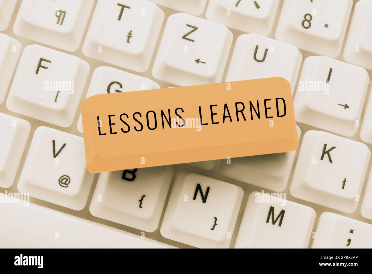 Affichage des leçons LearnedPromote partager et utiliser les connaissances issues de l'expérience. Concept d'entreprise promouvoir le partage et l'utilisation des connaissances issues de l'expérience Banque D'Images