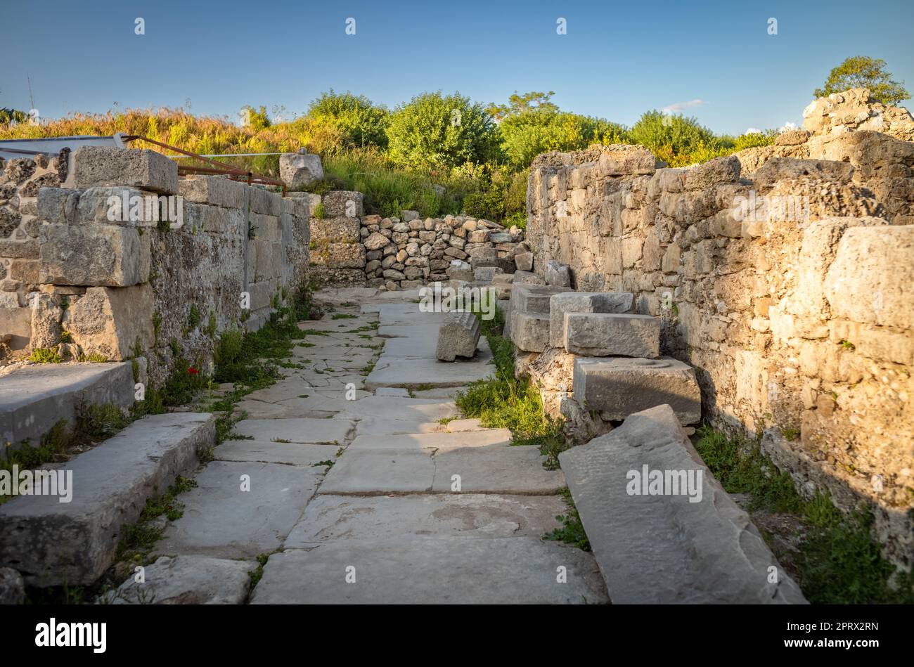 Les vestiges d'une voie étroite avec une entrée à une maison de Peristyle dans l'ancienne ville romaine à côté dans la province d'Antalya, Turquie (Turkiye). Les ruines Banque D'Images