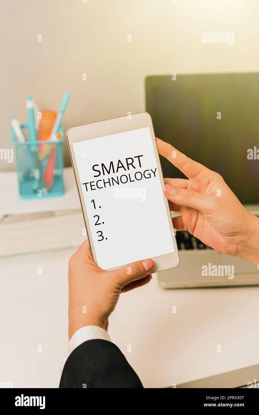 Légende conceptuelle Smart Technologiegadgets ou périphérique doté d'un ordinateur ou d'une puce intégrés. Concept signifiant gadgets ou dispositif qui a un ordinateur ou une puce intégré Banque D'Images