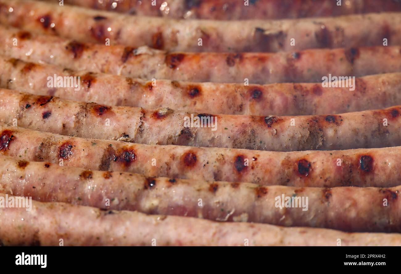 Fumer des saucisses de viande sur le gril Banque D'Images