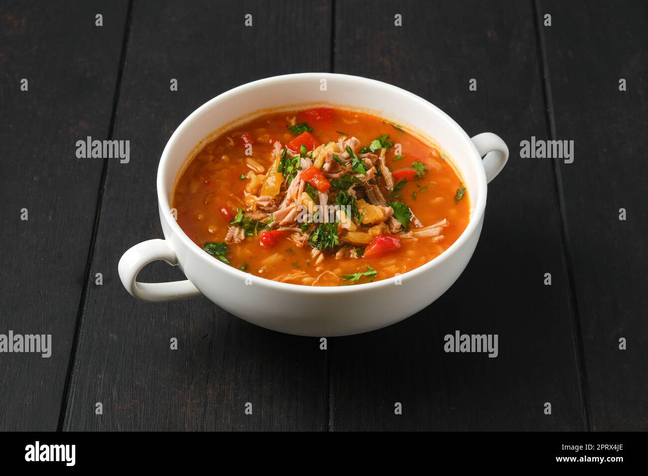 Soupe de bœuf épicée à la tomate et au poivron Banque D'Images