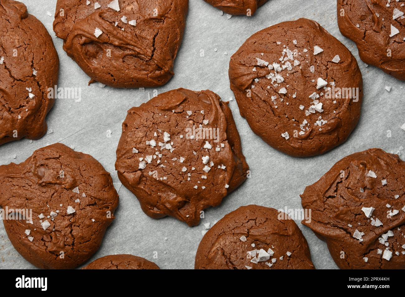 Biscuits au chocolat Brownie sur papier de cuisson Banque D'Images