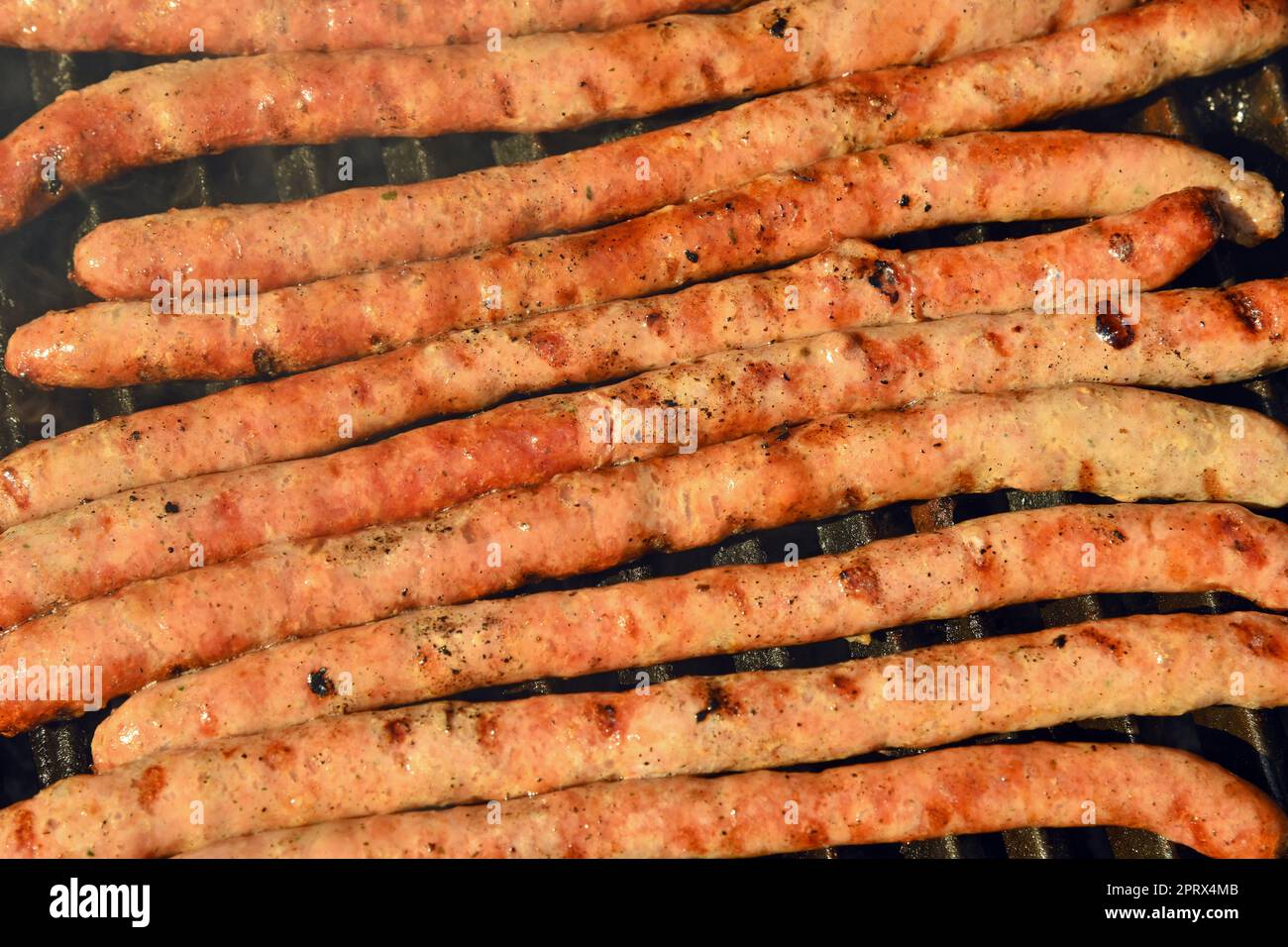 Fumer des saucisses de viande sur le gril Banque D'Images