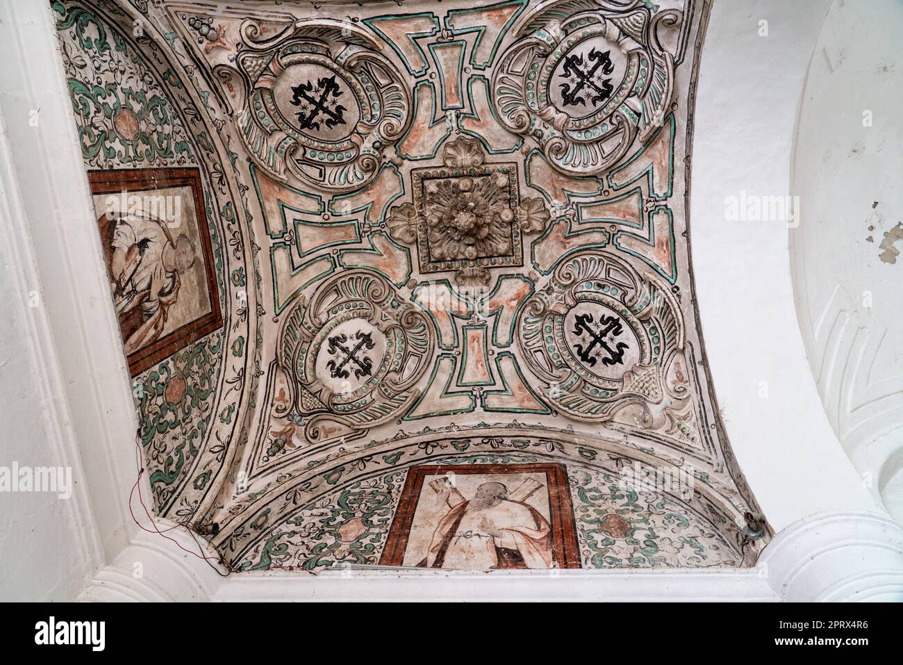 Plafond peint dans l'ancien couvent de l'église Saint-Pierre et Saint-Paul datant du 16th siècle à Villa de Etla, Oaxaca, Mexique. Banque D'Images