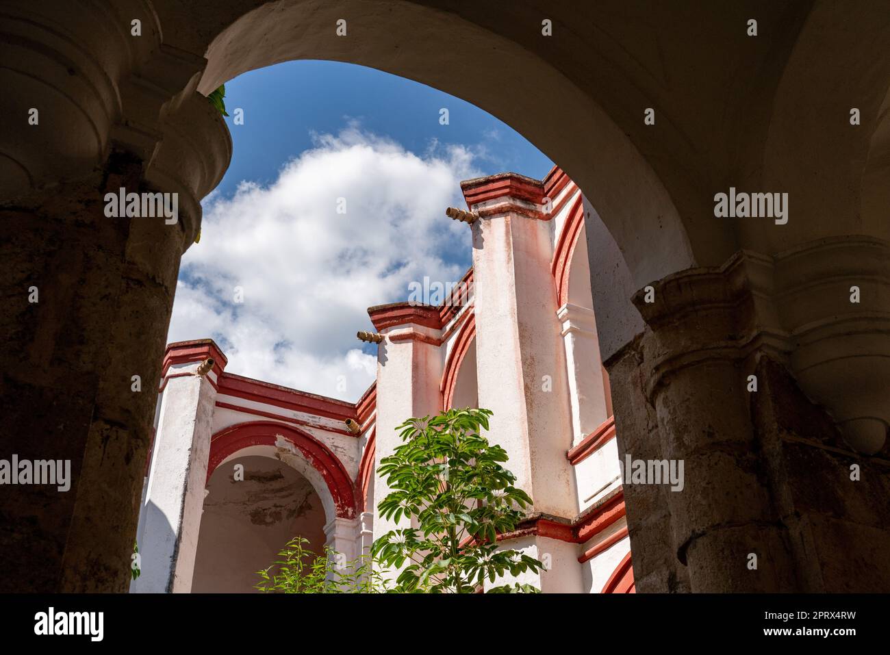 L'ancien couvent de l'église Saint-Pierre et Saint-Paul datant du 16th siècle à Villa de Etla, Oaxaca, Mexique. Banque D'Images