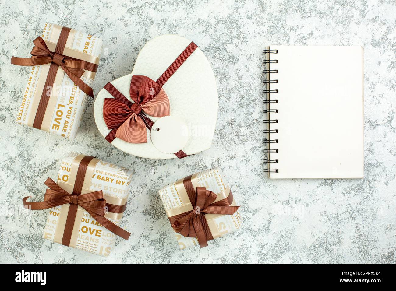 vue de dessus boîte cadeau en forme de coeur carnet cadeaux sur fond gris  Photo Stock - Alamy