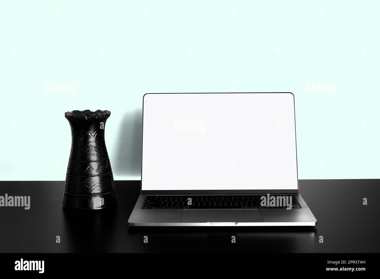Maquette d'ordinateur portable sur table en bois noir avec arrière-plan de  bureau modifiable. Associé à un vase noir et un fond vert clair Photo Stock  - Alamy