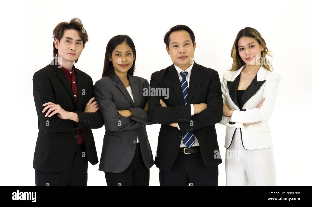 Équipe de gens d'affaires prospères en costume debout avec les bras croisés. Portrait sur fond blanc avec lumière studio. Banque D'Images