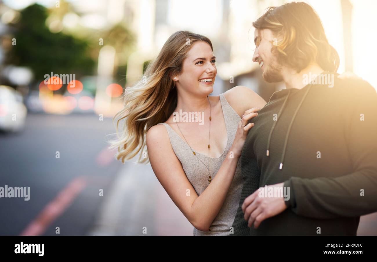 Si je vous ai tout. un jeune couple heureux dans la ville ensemble Banque D'Images