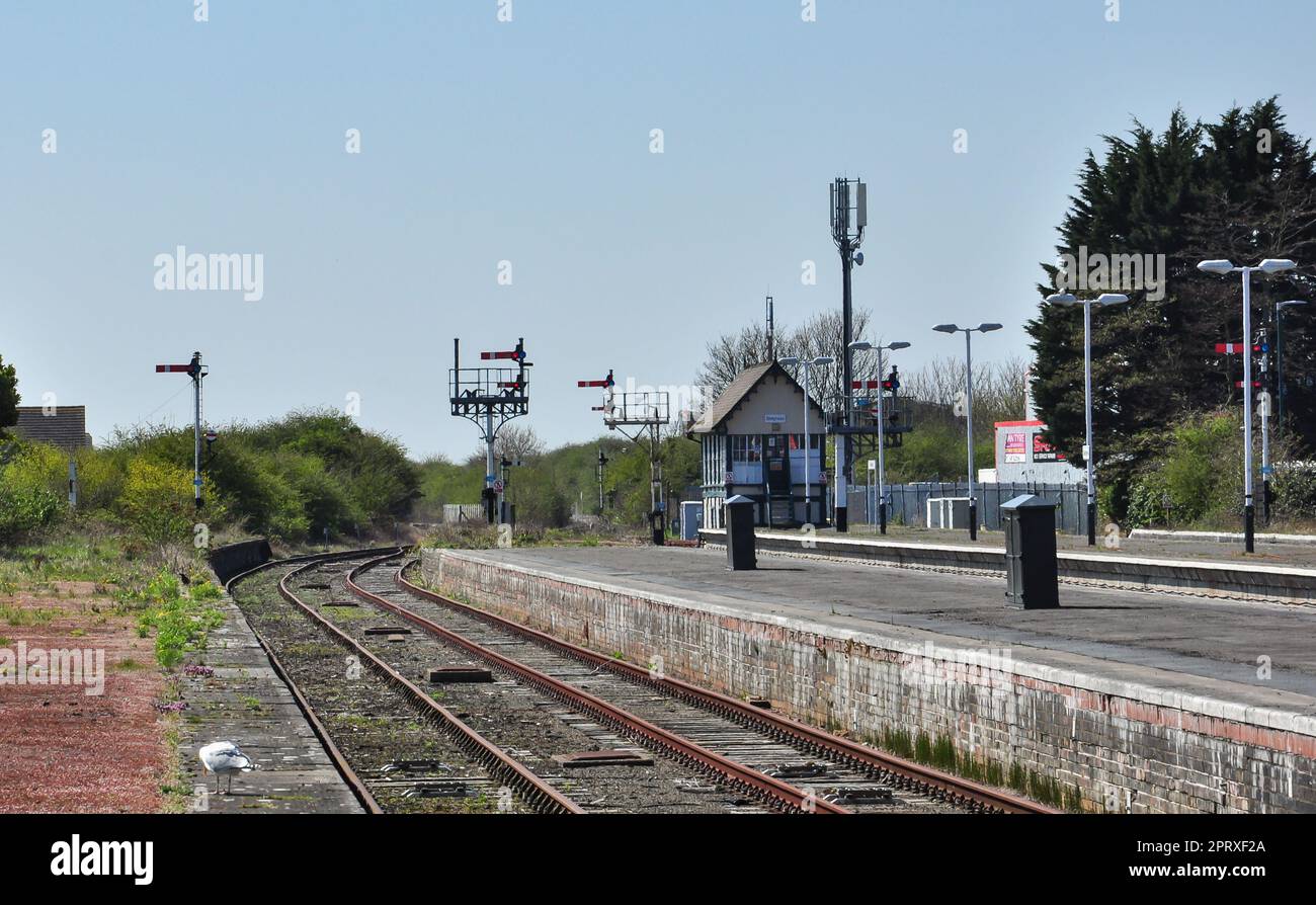 Signaux de sémaphore et plates-formes de station à Skegness, Lincolnshire, Angleterre, Royaume-Uni Banque D'Images