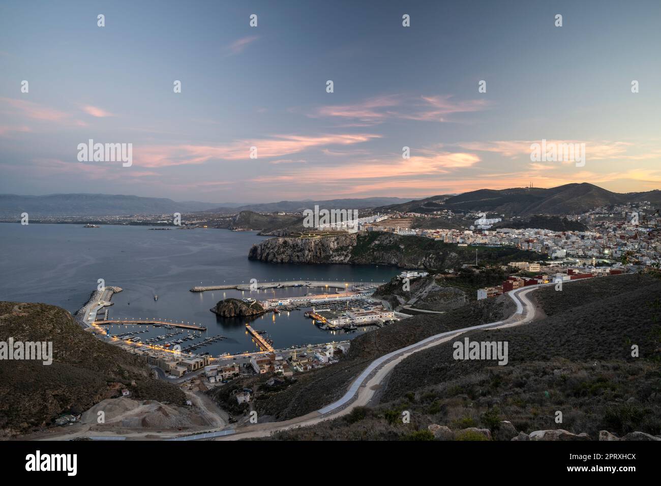 Vue sur le port d'Al Hoceima au coucher du soleil. Banque D'Images