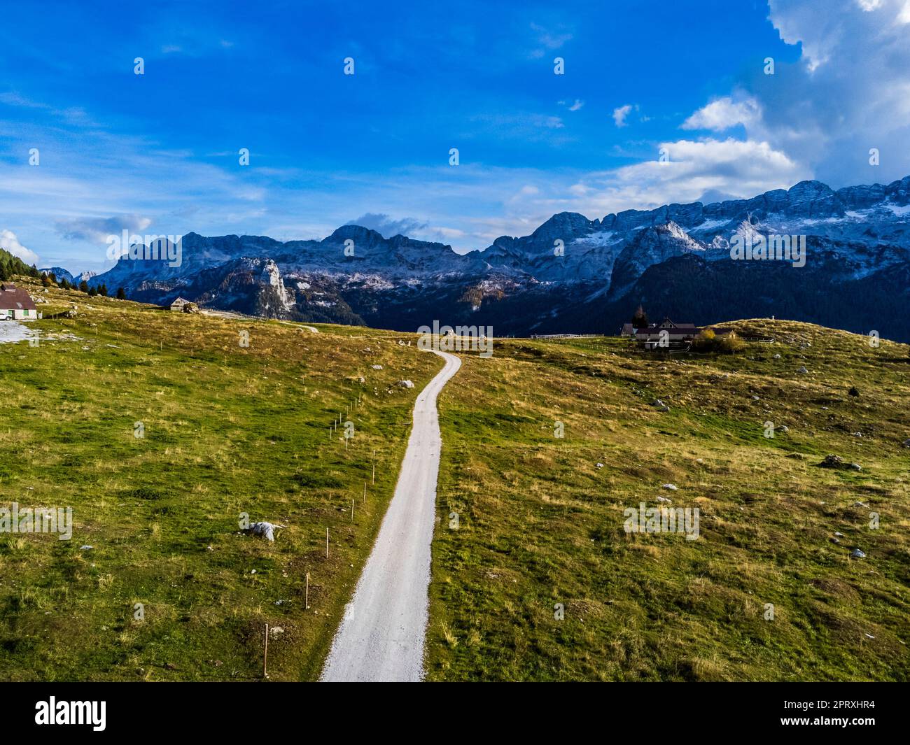 Automne sur le plateau de Montasio. Couronné par des montagnes et des couleurs. Banque D'Images