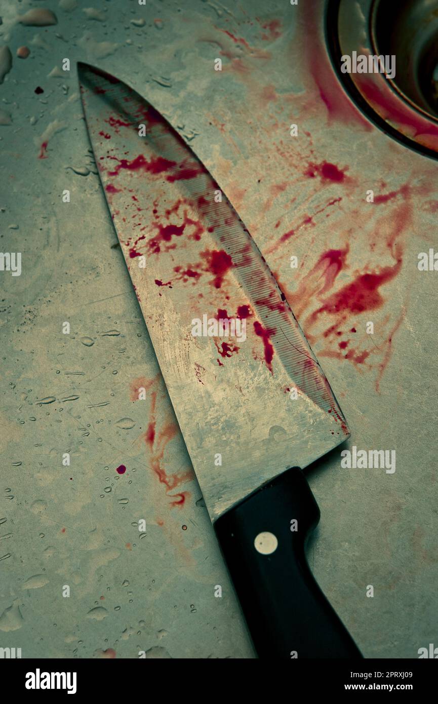 évier de cuisine avec un couteau taché de sang Banque D'Images