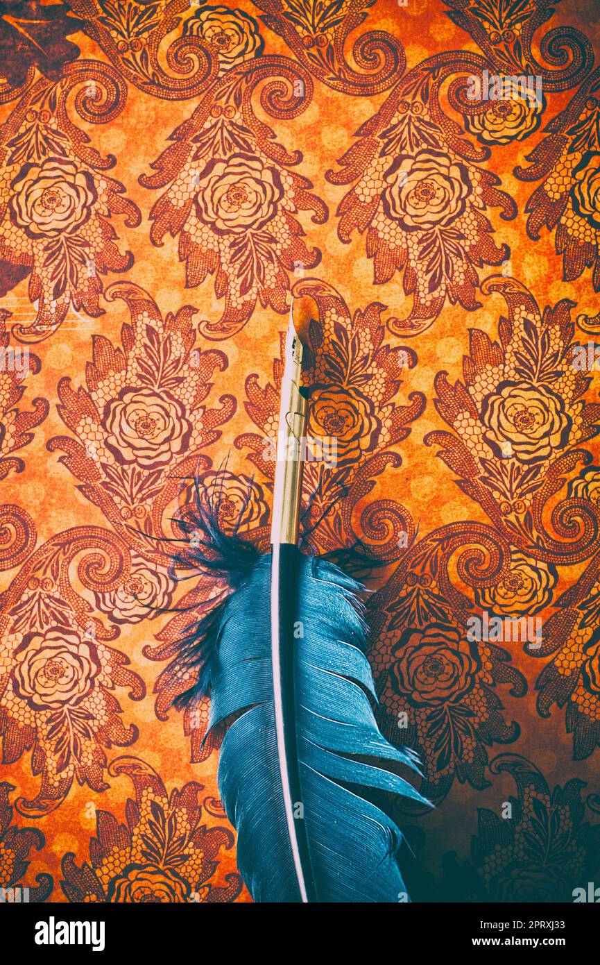 plume bleue sur fond orné Banque D'Images