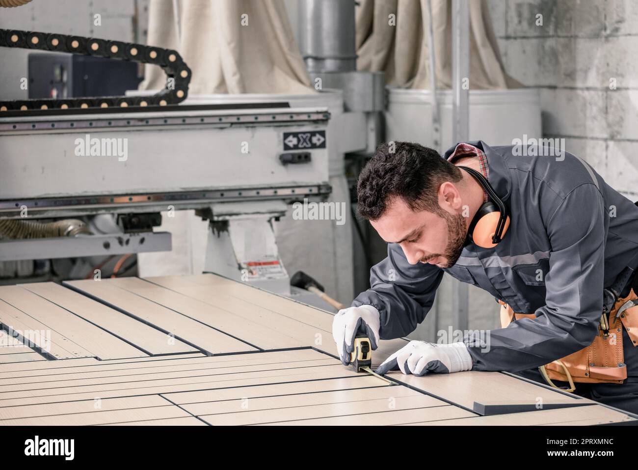 Les pelles à bois mesurent et calculent la dimension de la pièce à usiner à l'aide d'outils manuels et électriques. Couper, façonner, faire pivoter, lisser et équilibrer le fixt de bois Banque D'Images