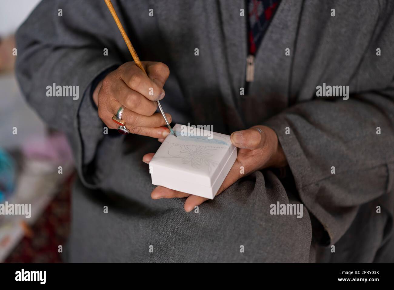 Srinagar, Inde, 27/04/2023, un artisan est vu concevoir un article avec Paper Mache dans son atelier de Srinagar. L'artisanat papier-maché, est un artisanat ancien qui a été introduit dans la vallée du Cachemire par Mir Sayyid Ali Hamadani, qui est arrivé de Perse avec des artisans qualifiés au 14th siècle. Papier-mache est un mot français qui signifie le compote de papier et le processus de sa fabrication implique deux étapes: Sakhtsazi et Naqashi. Sakhtasazi, la première étape de la préparation, comprend la fabrication de la figurine à partir du mélange de pâte à papier à l'aide de paille de riz et de sulfate de cuivre. Dans la dernière ste Banque D'Images