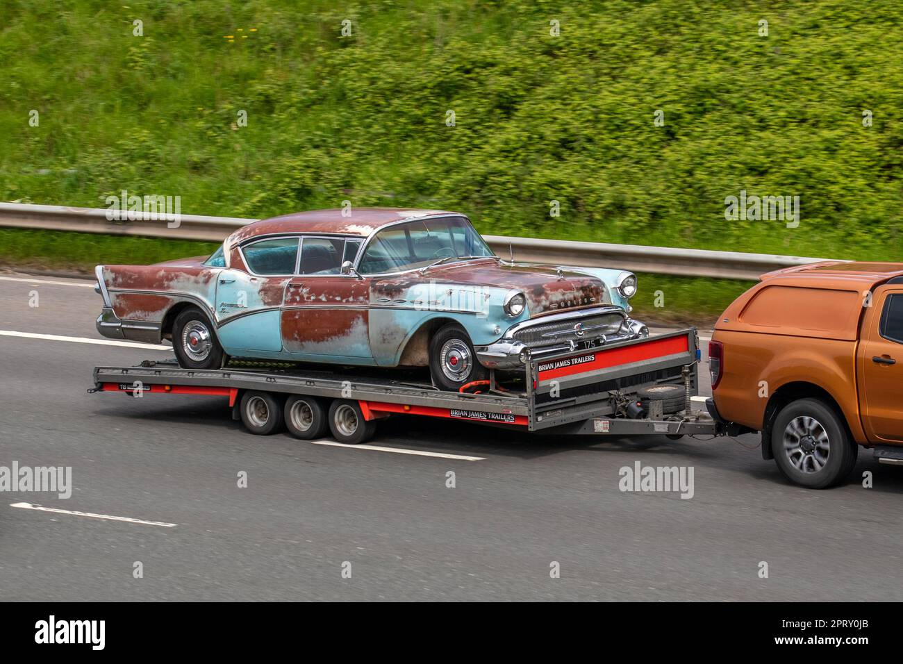 La berline spéciale 1955 de Buick est dotée d'une peinture bicolore, d'un chrome intense et d'un pare-brise enveloppant. Berline américaine rouillée de style 1950s avec ailettes de queue. Banque D'Images