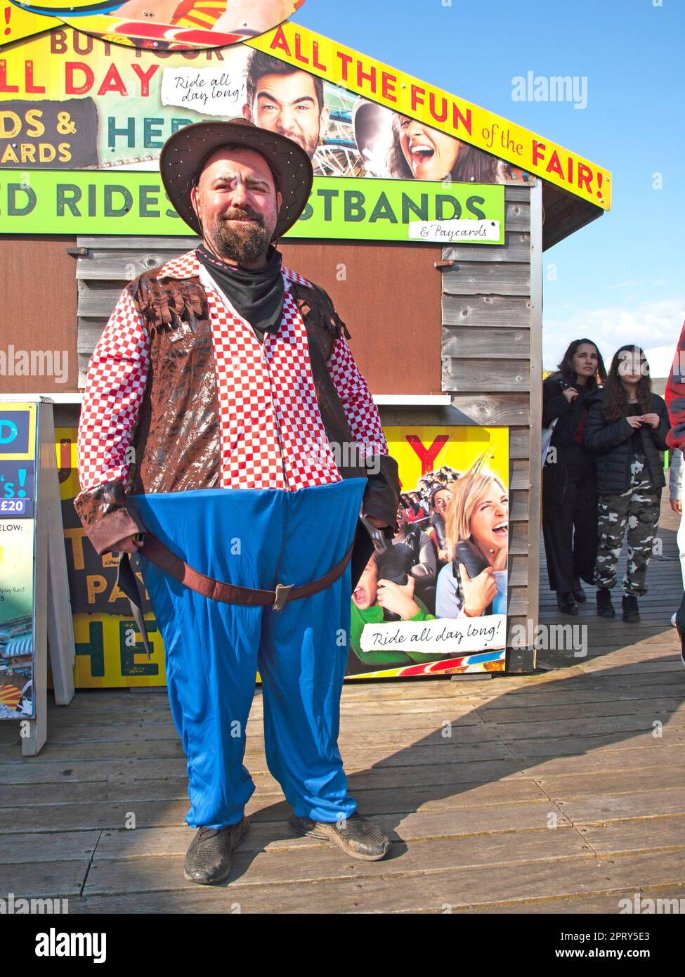 Un visiteur de Brighton porte un costume de cow-boy Photo Stock - Alamy