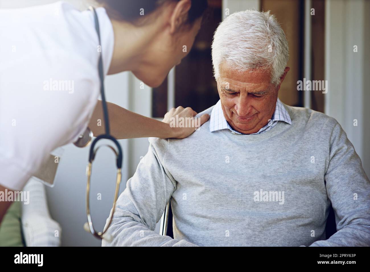 Elle s'occupe du bien-être des patients. un soignant consolant un homme âgé dépressé Banque D'Images