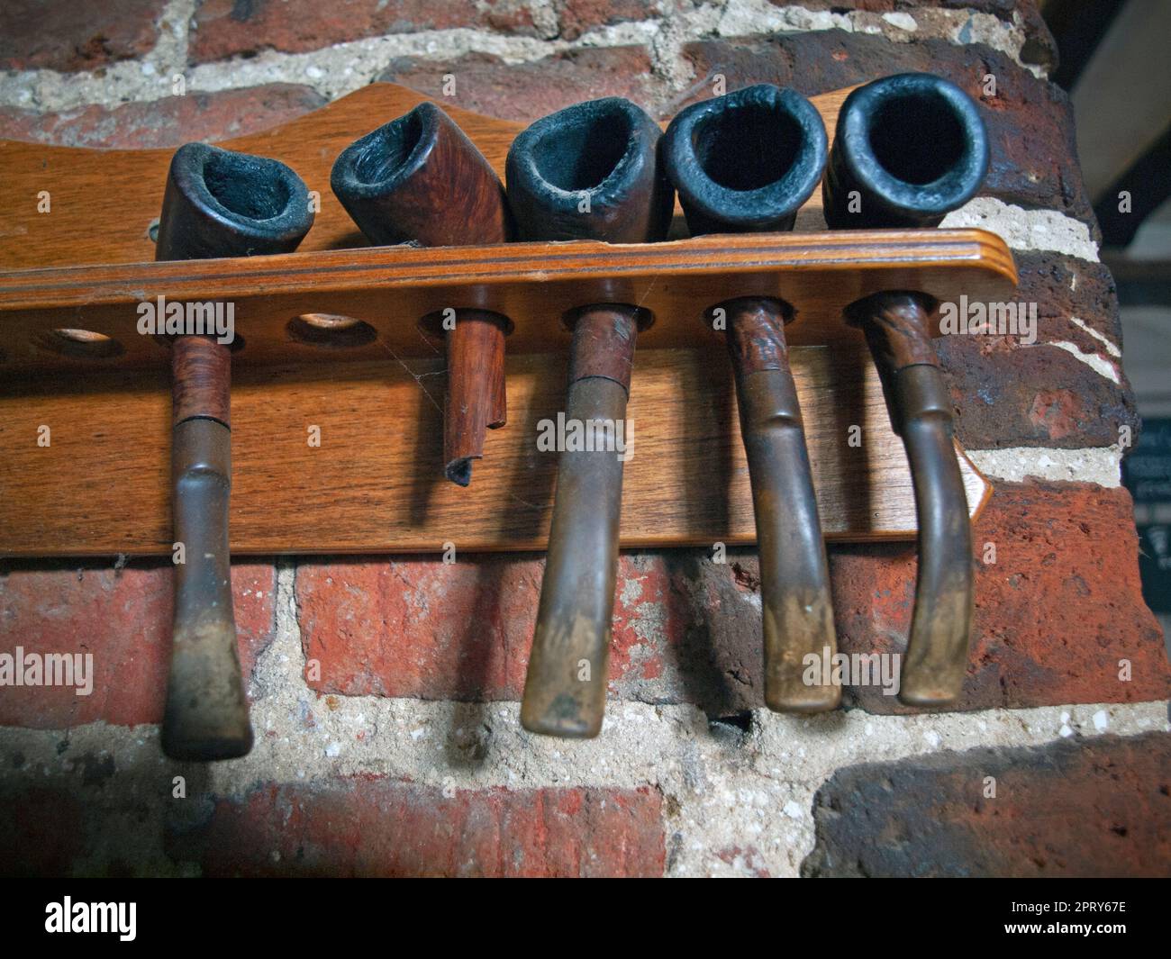 Une collection de pipes dans un pub du Suffolk Banque D'Images