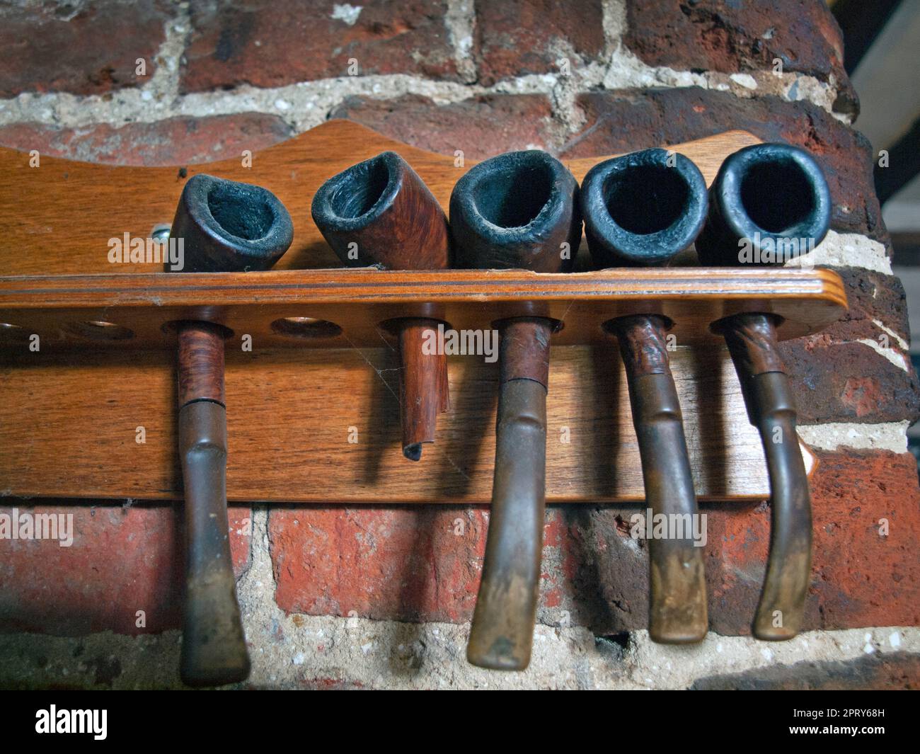 Une collection de pipes dans un pub du Suffolk Banque D'Images
