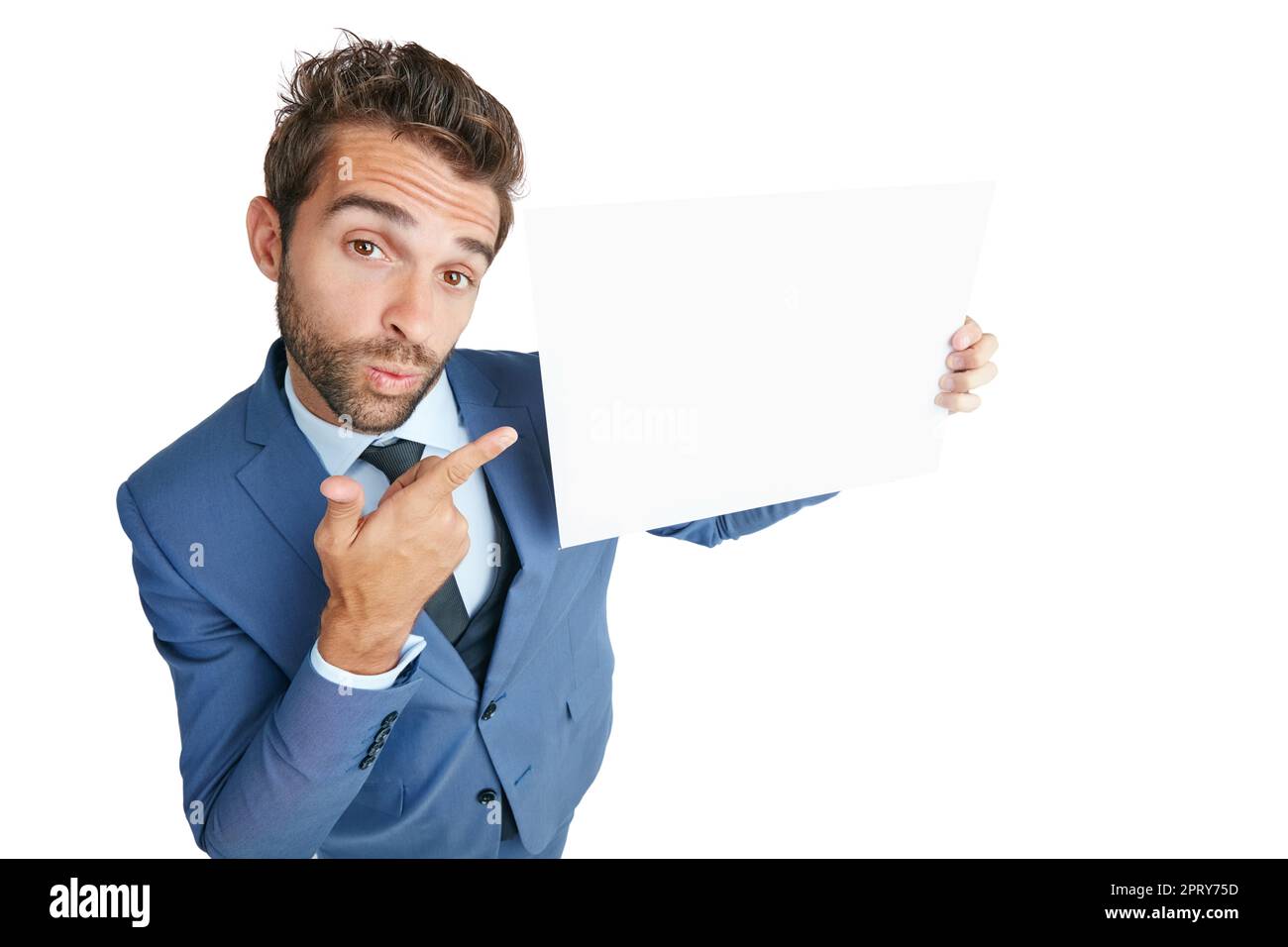 Regardez qui a fait de l'employé du mois. Photo studio d'un homme d'affaires charmant tenant un écriteau vierge sur un fond blanc Banque D'Images