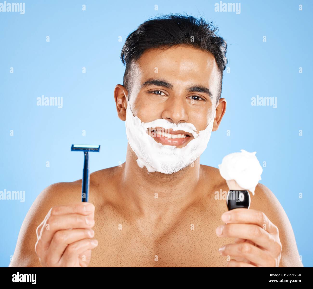 Homme, rasoir et crème de rasage pour les soins de la peau, le soin du  visage ou le soin du visage sur fond bleu studio. Portrait d'une barbe  masculine avec le sourire